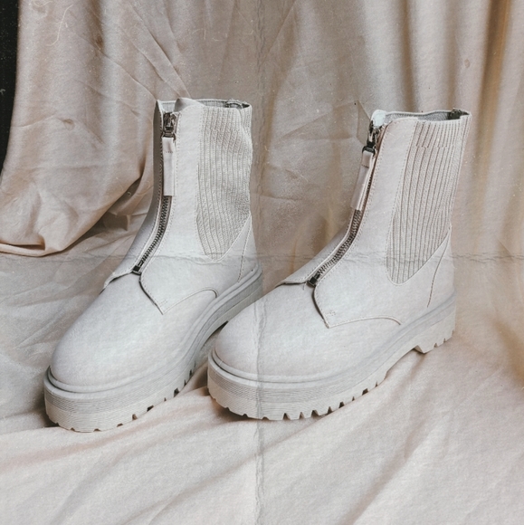 Shoes - 🚨LAST PAIR// Stone zip up boot